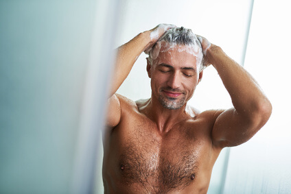 homme nu sous la douche